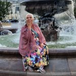 Гостья тура СПР у фонтана во время путешествия по Москве