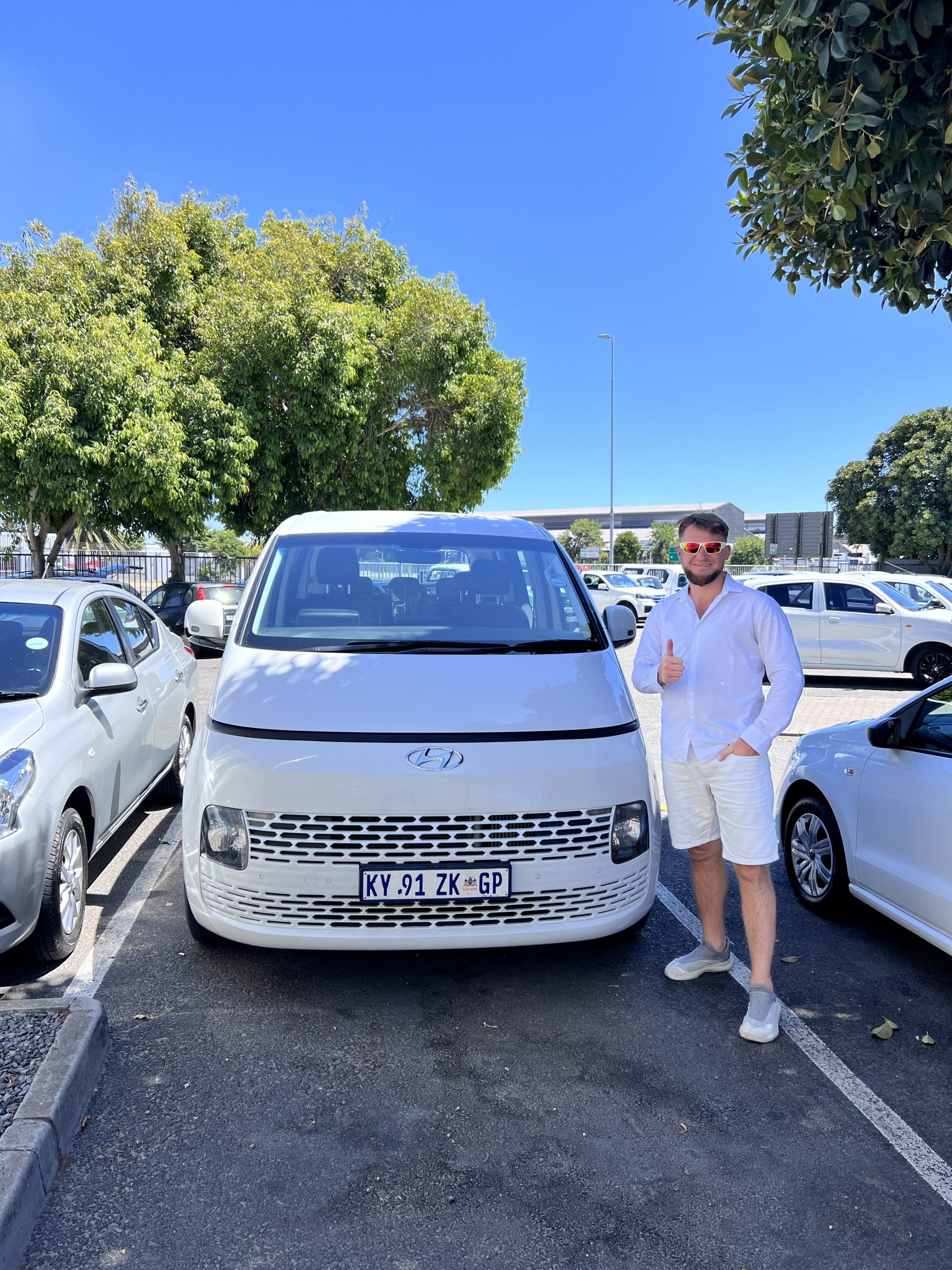 Сергей Николаевич около минивэна Hyundai в ЮАР